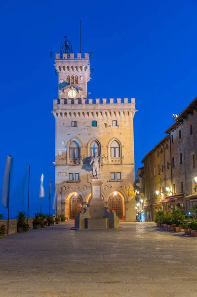 Palazzo Pubblico 'nun (Halk Sarayı) gündoğumu manzarası - San Marino Belediyesi Piazza della liberta' da yer almaktadır...