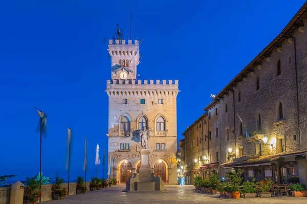 Palazzo Pubblico 'nun (Halk Sarayı) gündoğumu manzarası - San Marino Belediyesi Piazza della liberta' da yer almaktadır...