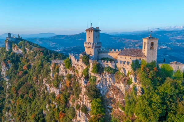 Torre Montale ve Torre Cesta 'nın hakim olduğu San Marino' nun hava manzarası.