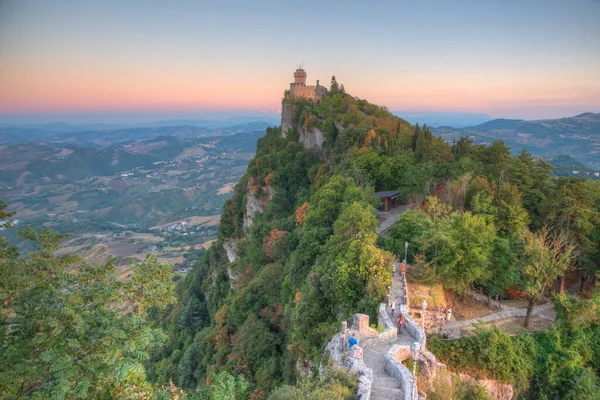 Cesta ya da Fratta 'ya çıkan merdiven manzarası. San Marino' nun ikinci kulesi..