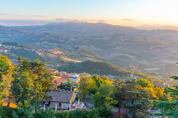 San Marino 'yu çevreleyen günbatımı hava manzarası.