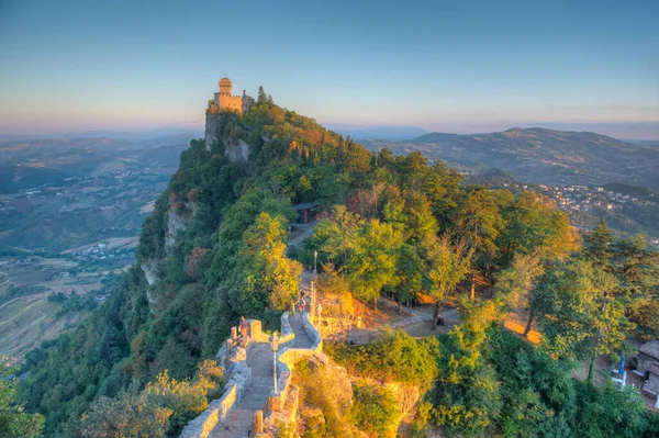 Cesta ya da Fratta 'ya çıkan merdiven manzarası. San Marino' nun ikinci kulesi..