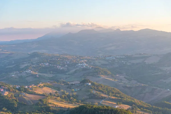 San Marino 'yu çevreleyen günbatımı hava manzarası.