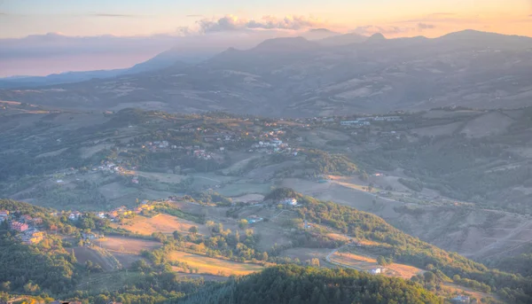 San Marino 'yu çevreleyen günbatımı hava manzarası.