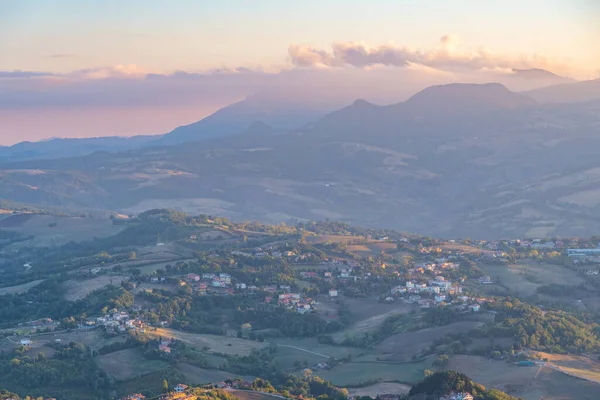 San Marino 'yu çevreleyen günbatımı hava manzarası.