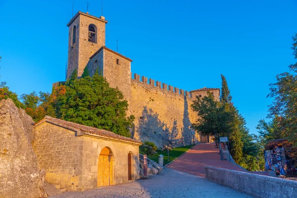 Guaita 'nın günbatımı manzarası - San Marino' nun Birinci Kulesi.