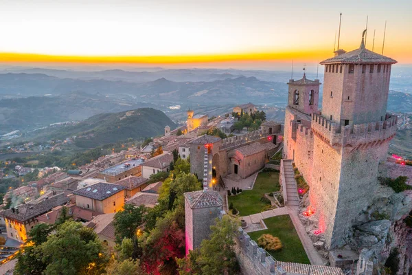 Torre Guaita ile San Marino 'nun günbatımı manzarası.