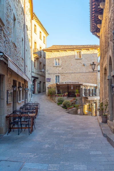 Citta di San Marino 'nun eski bir kasabasında günbatımı manzarası.