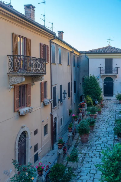 Citta di San Marino 'nun eski bir kasabasında günbatımı manzarası.