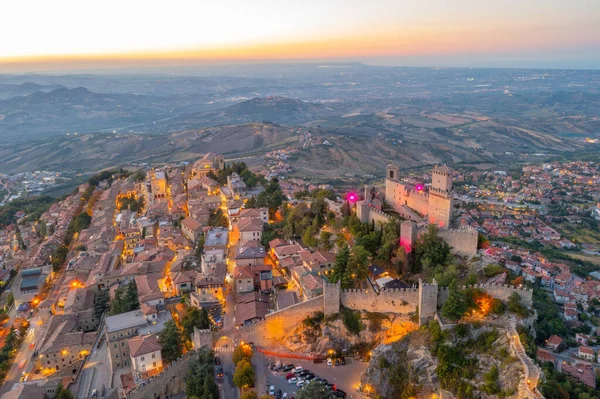 Torre Guaita ile San Marino 'nun günbatımı manzarası.