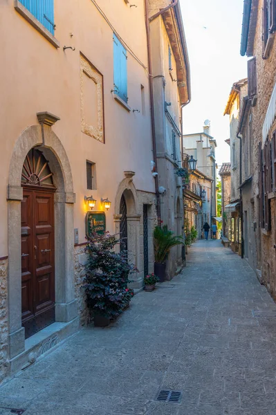 Citta di San Marino 'nun eski bir kasabasında günbatımı manzarası.