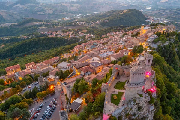 Torre Guaita ile San Marino 'nun günbatımı manzarası.