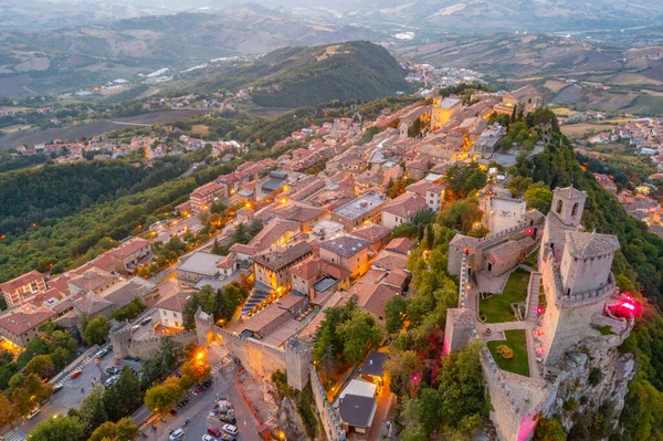 Torre Guaita ile San Marino 'nun günbatımı manzarası.
