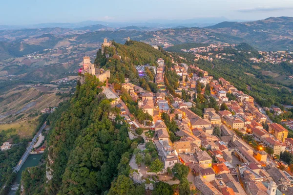 Torre Guaita ve Torre Cesta 'nın hakim olduğu San Marino' nun günbatımı manzarası.