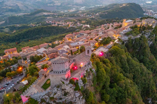 Torre Guaita ile San Marino 'nun günbatımı manzarası.