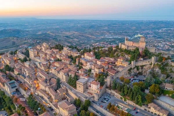 Torre Guaita ile San Marino 'nun günbatımı manzarası.