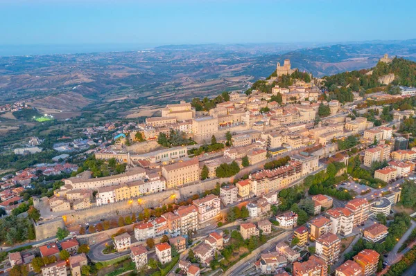 Torre Guaita ve Torre Cesta 'nın hakim olduğu San Marino' nun günbatımı manzarası.