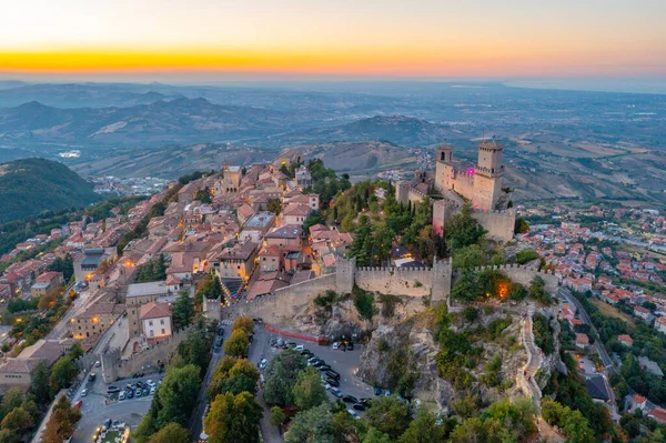 Torre Guaita ile San Marino 'nun günbatımı manzarası.
