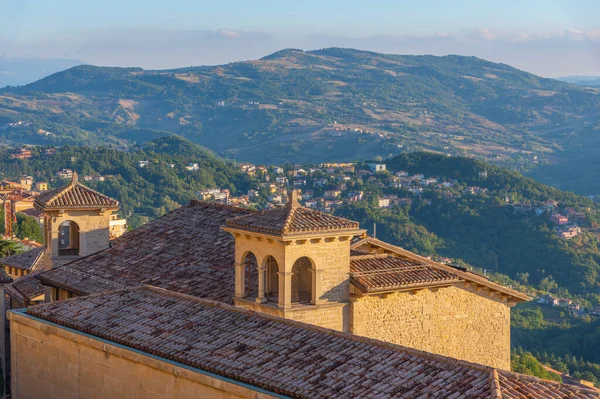 San Marino 'yu çevreleyen günbatımı hava manzarası.