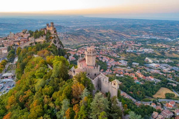 Torre Guaita ve Torre Cesta 'nın hakim olduğu San Marino' nun günbatımı manzarası.
