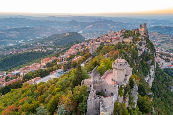 Torre Guaita ve Torre Cesta 'nın hakim olduğu San Marino' nun günbatımı manzarası.