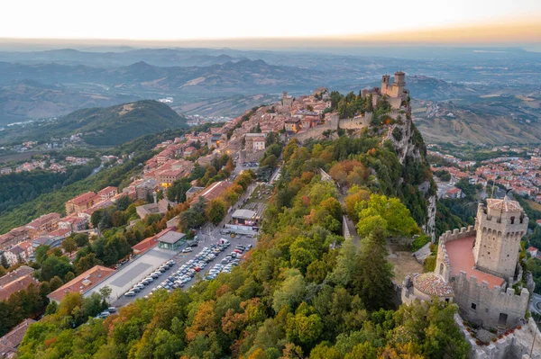 Torre Guaita ve Torre Cesta 'nın hakim olduğu San Marino' nun günbatımı manzarası.