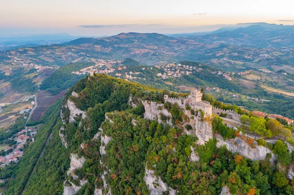 Torre Montale ve Torre Cesta 'nın hakim olduğu San Marino' nun hava manzarası.