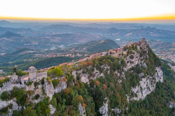 Torre Guaita ve Torre Cesta 'nın hakim olduğu San Marino' nun günbatımı manzarası.