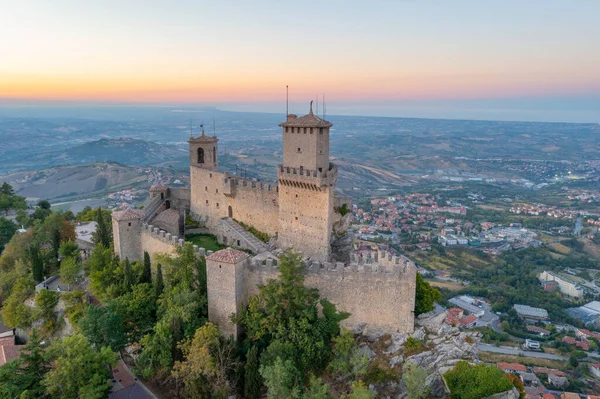 Guaita 'nın günbatımı manzarası - San Marino' nun Birinci Kulesi.