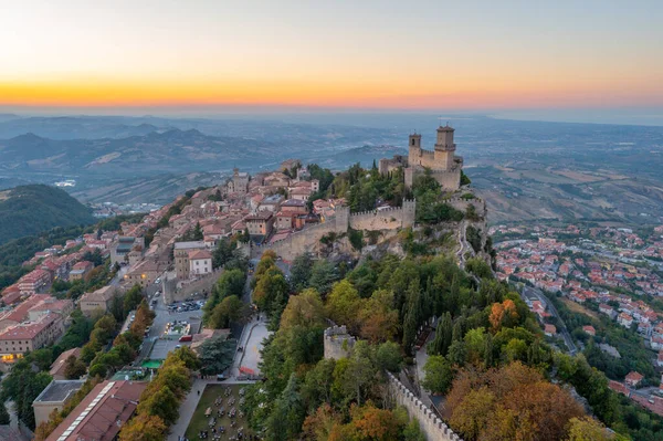 Torre Guaita ile San Marino 'nun günbatımı manzarası.