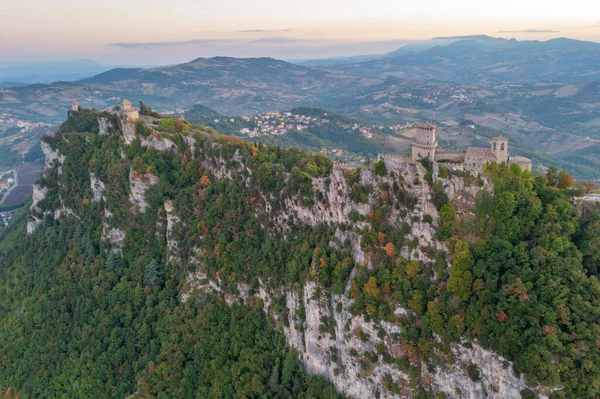 Torre Montale ve Torre Cesta 'nın hakim olduğu San Marino' nun hava manzarası.