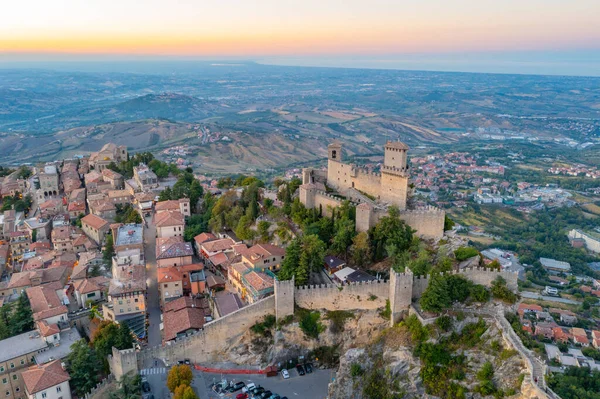 Torre Guaita ile San Marino 'nun günbatımı manzarası.