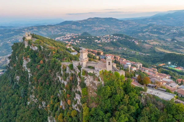 Torre Montale ve Torre Cesta 'nın hakim olduğu San Marino' nun hava manzarası.