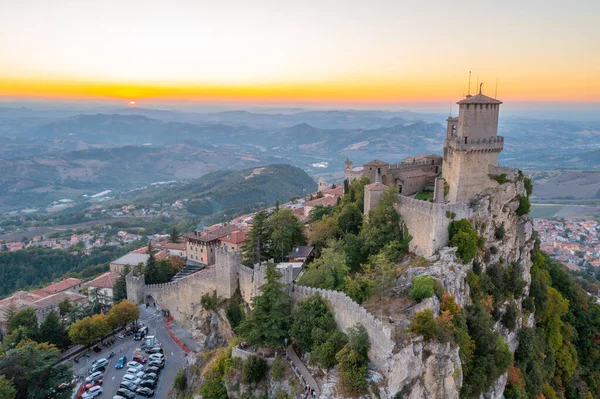 Guaita 'nın günbatımı manzarası - San Marino' nun Birinci Kulesi.