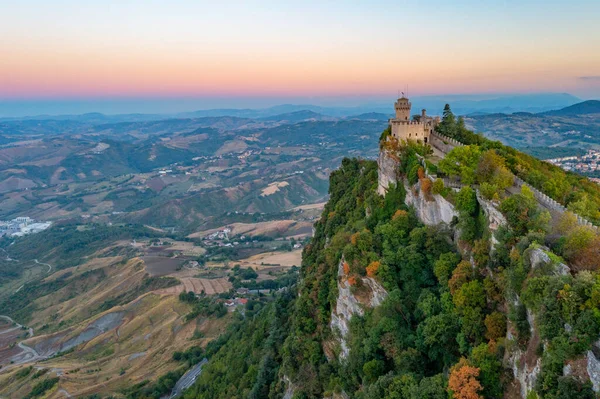 San Marino 'nun ikinci kulesinin günbatımı manzarası: Cesta veya Fratta.