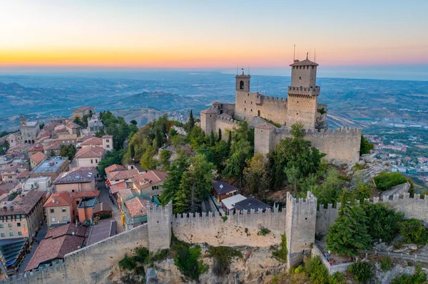 Torre Guaita ile San Marino 'nun günbatımı manzarası.
