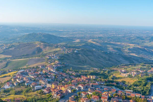 San Marino 'yu çevreleyen günbatımı manzarası.