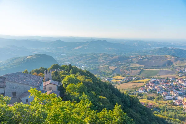 San Marino 'yu çevreleyen günbatımı hava manzarası.