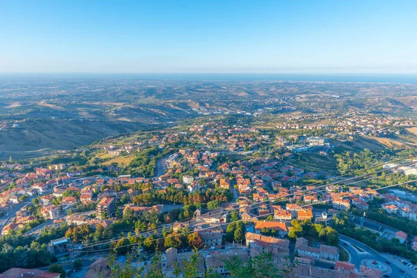 San Marino 'yu çevreleyen günbatımı manzarası.