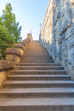 San Marino 'nun eski kasabasında merdiven.