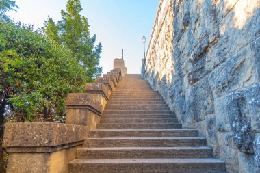 San Marino 'nun eski kasabasında merdiven.