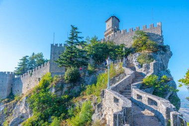 Guaita 'ya giden merdiven, San Marino' nun Birinci Kulesi..