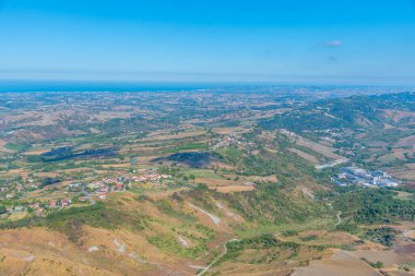 Adriyatik Denizi 'ne doğru San Marino' nun hava manzarası.