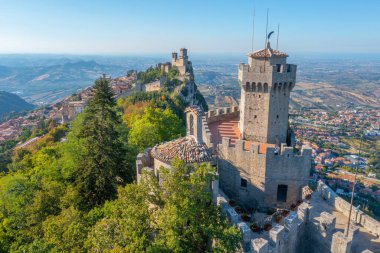 Torre Guaita ve Torre Cesta 'nın hakim olduğu San Marino' nun hava manzarası.