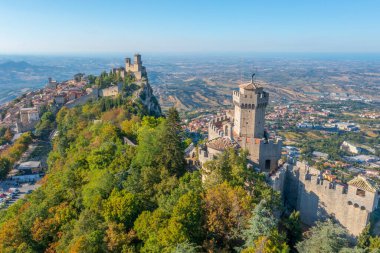 Torre Guaita ve Torre Cesta 'nın hakim olduğu San Marino' nun hava manzarası.