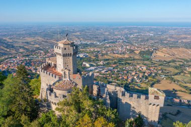 Torre Guaita ve Torre Cesta 'nın hakim olduğu San Marino' nun hava manzarası.
