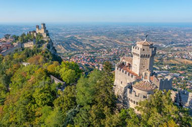 Torre Guaita ve Torre Cesta 'nın hakim olduğu San Marino' nun hava manzarası.