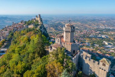Torre Guaita ve Torre Cesta 'nın hakim olduğu San Marino' nun hava manzarası.