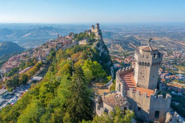 Torre Guaita ve Torre Cesta 'nın hakim olduğu San Marino' nun hava manzarası.