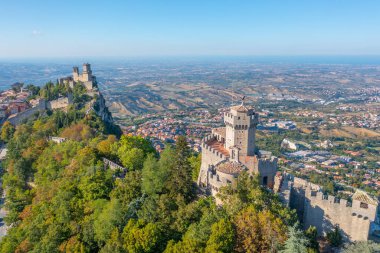 Torre Guaita ve Torre Cesta 'nın hakim olduğu San Marino' nun hava manzarası.